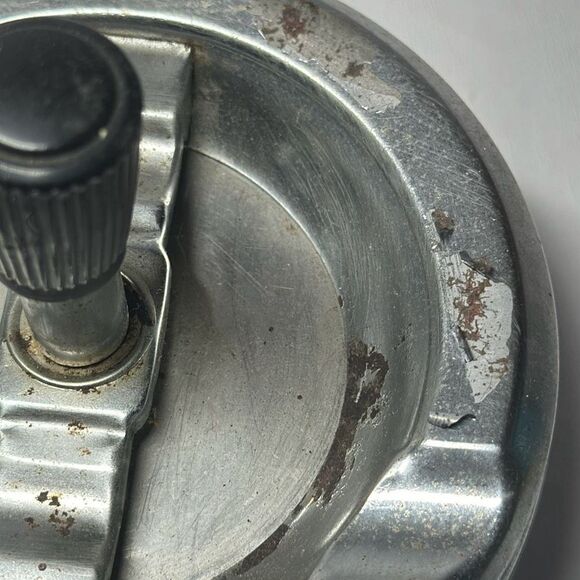 Gold Coin Metal ashtray with a snake-like pattern with a twist Made in Hong Kong - Picture 7 of 8